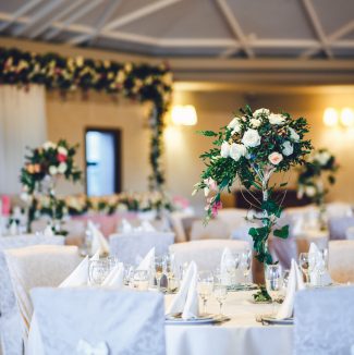 bunch-flowers-leaves-table